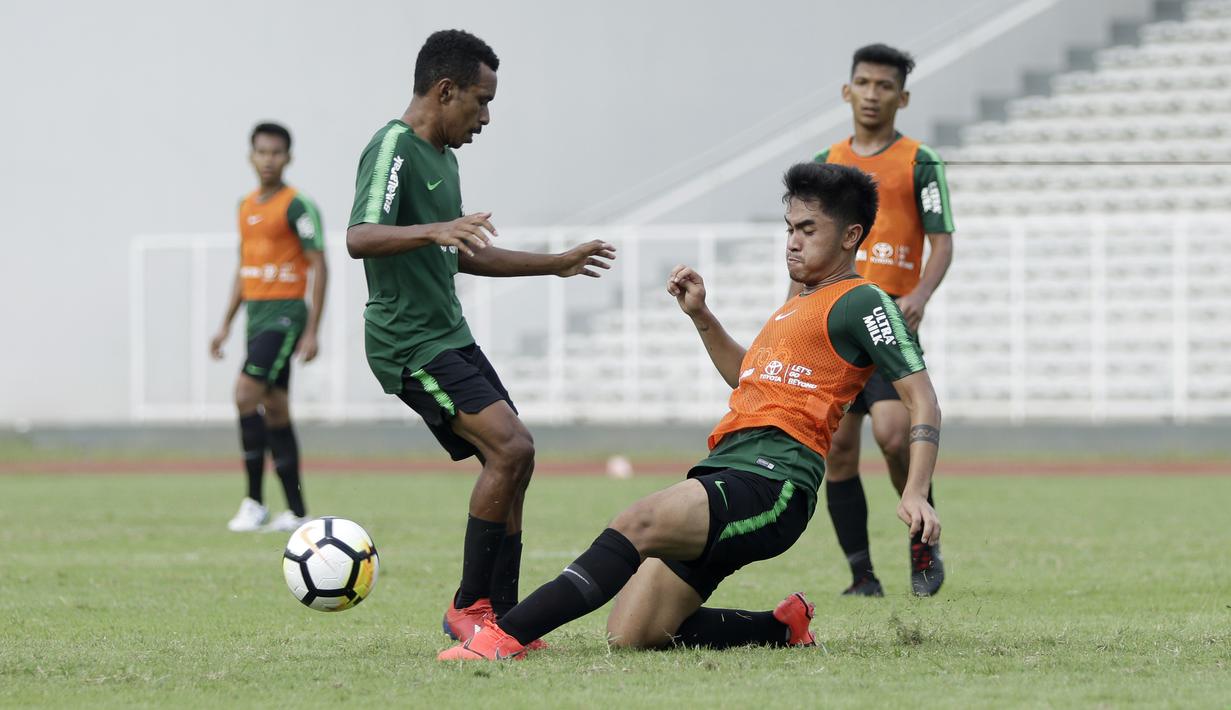 Pemain Timnas Indonesia U-23,Mahir Radja Djamaoeddin, berebut bola dengan Todd Rivaldo saat internal game di Stadion Madya, Jakarta, Jumat(8/3). Latihan ini merupakan persiapan jelang kualifikasi Piala AFC U-23 di Vietnam. (Bola.com/Yoppy Renato)