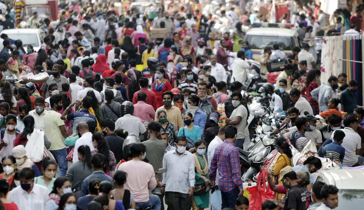 Orang-orang mengenakan masker saat mereka berbelanja menjelang Diwali atau tradisi perayaan festival cahaya di Mumbai, India, Minggu (8/11/2020). India saat ini menjadi negara kedua yang paling parah terdampak virus corona atau Covid-19 setelah Amerika Serikat. (AP Photo/Rajanish Kakade)