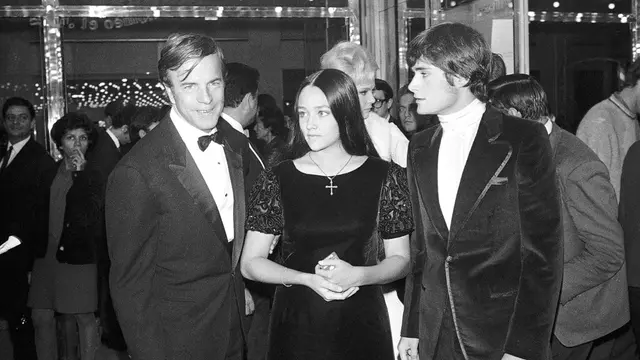 Sutradara Franco Zeffirelli bersama Olivia Hussey dan Leonard Whiting. (AP Photo/Eustache Cardenas, File)