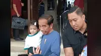 Ramai Diminta Foto Bareng Saat Jalan Bareng Cucu ke Monas, Warganet Soroti Rambut Presiden Jokowi.&nbsp; foto: TikTok @amier.mahmud