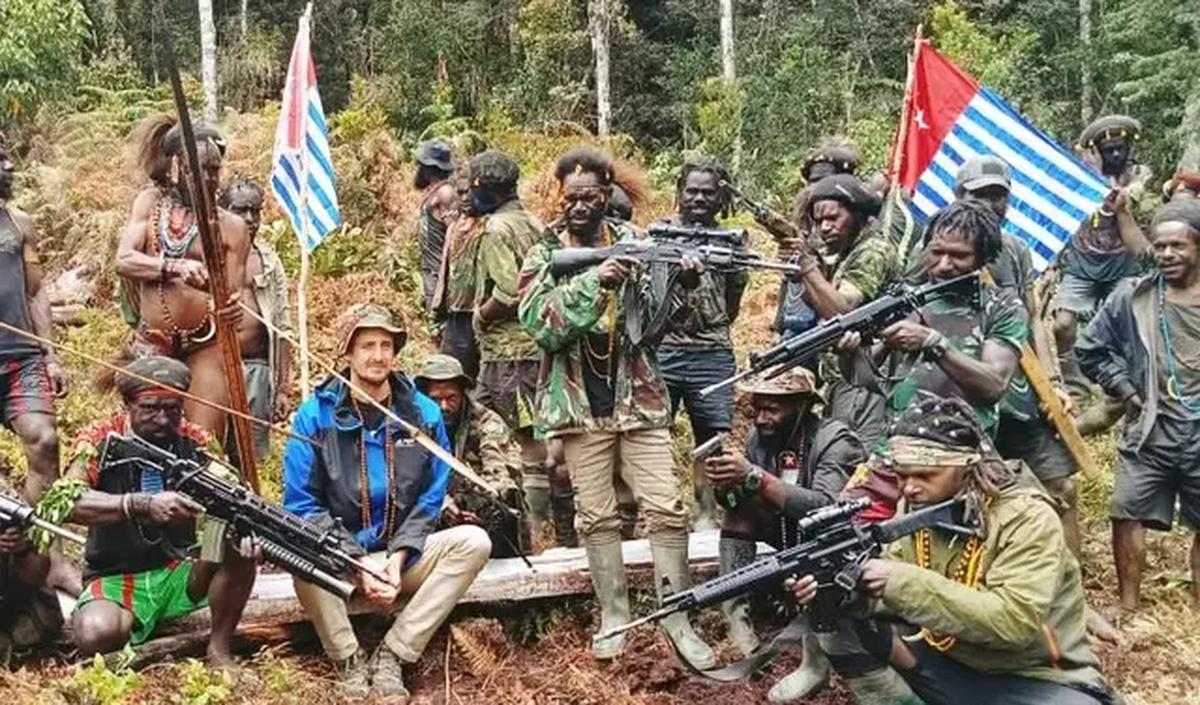 TNI menyebut masyarakat akan menjadi korban ketika terjadi pertempuran antara TNI-Polri dan KKB, sehingga pilot berkebangsaan Selandia Baru tersebut harus segera dibebaskan.<br>
