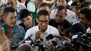 Cawagub DKI Jakarta, Sandiaga Uno menjajal siwak yang dibelinya dari salah satu pedagang ITC Mangga Dua, Jakarta Utara, Kamis (3/11). Di sana, Sandiaga berkeliling untuk menyapa dan berdialog dengan pedagang serta pengunjung. (Liputan6.com/Gempur M Surya)