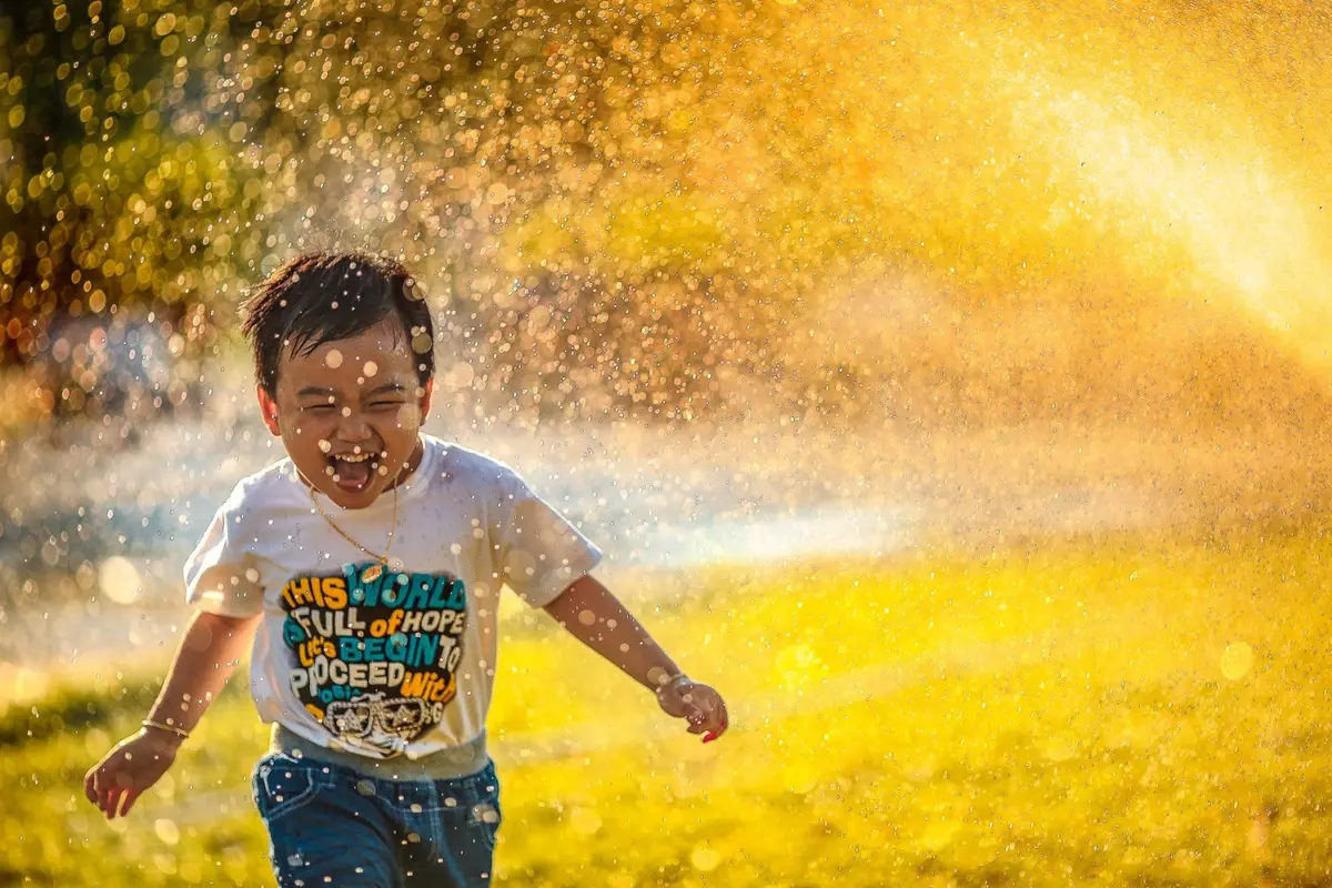 Ilustrasi anak bermain air