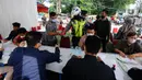 Polantas Polres Depok memeriksa surat tanda nomor kendaraan (STNK) saat Operasi Gabungan Tertib Administrasi Kendaraan Bermotor (KBM) Kendaraan Tidak Mendaftar Ulang (KTMDU) 2022 di Jembatan Panus, Depok, Kamis (9/6/2022). Ratusan kendaraan bermotor yang belum membayar pajak atau kendaraan tidak melakukan daftar ulang (KTMDU) terjaring dalam razia yang dilakukan Sistem Administrasi Manunggal Satu Atap (Samsat) Depok ini. (merdeka.com/Arie Basuki)