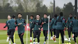 Para pemain Liverpool melakukan pemanasan selama sesi latihan di AXA Training Centre, Liverpool, Inggris, Selasa (26/4/2022). Liverpool akan bertanding melawan wakil Spanyol, Villarreal pada leg pertama semifinal Liga Champions di Stadion Anfield, Kamis (28/4/2022) dini hari WIB. (Peter Byrne/PA via AP)