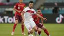 Peluang pertama didapat Turki di awal laga. Tembakan keras bek Kaan Ayhan ke pojok kiri gawang Swiss masih bisa dijangkau kiper Yann Sommer. (Foto: AFP/Pool/Darko Vojinovic)