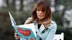 Gaya istri Presiden AS Melania Trump saat membacakan buku berjudul "You!" dalam perayaan Easter Egg Roll di Gedung Putih, Washington (4/2). Buku yang dibacakan untuk anak-anak ini ditulis oleh Sandra Magsamen. (AP Photo / Carolyn Kaster)