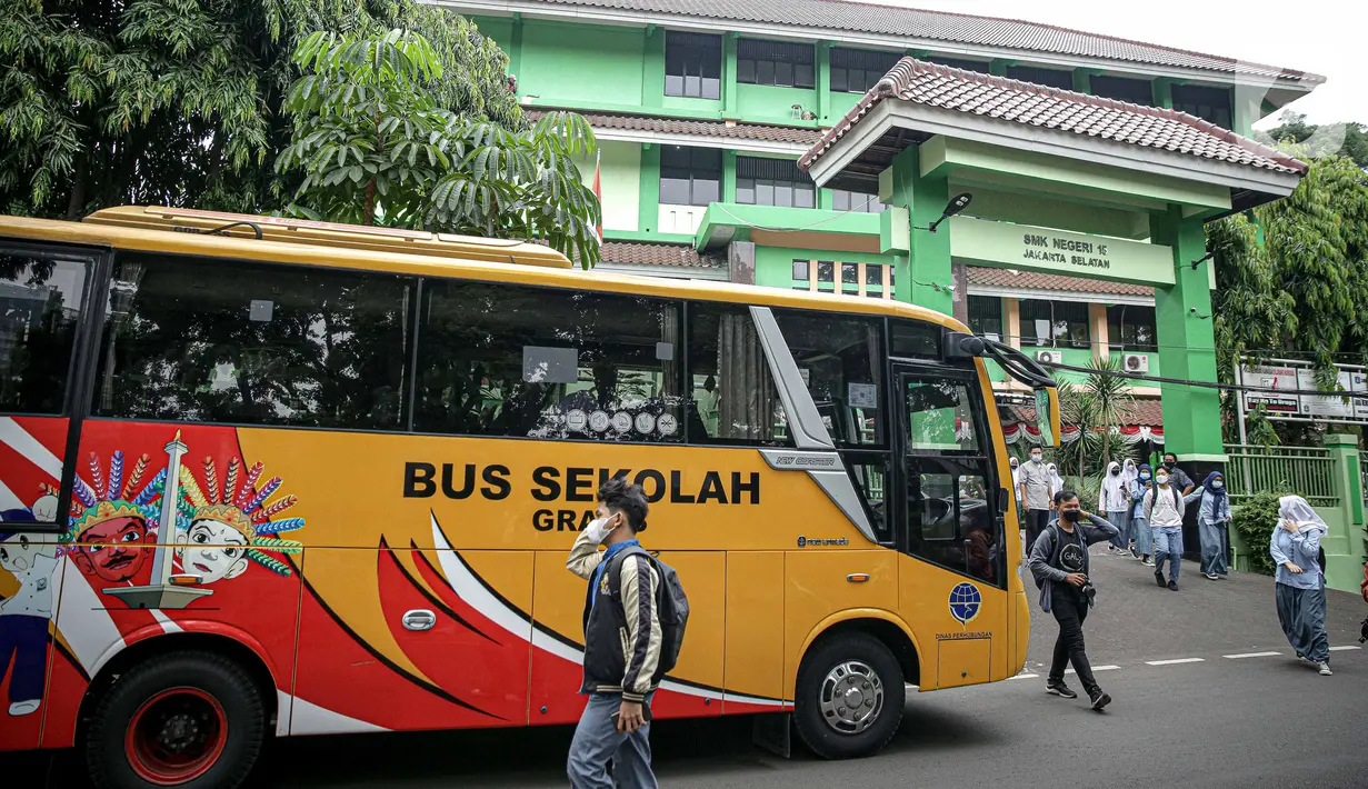 Bus sekolah terparkir di depan SMK Negeri 15 usai pembelajaran tatap muka (PTM), Kebayoran Baru, Jakarta Selatan, Jumat (3/9/2021). Dishub DKI Jakarta melalui Unit Pengelola Angkutan Sekolah mengoperasikan 70 bus sekolah yang melayani 20 rute reguler dan 13 rute zonasi. (Liputan6.com/Faizal Fanani)