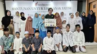 Direktur Sido Muncul DR. (H.C.) Irwan Hidayat bersama anak-anak yatim di wilayah Cipete Selatan dan Jakarta.
