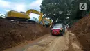 Kendaraan bermotor melintasi ruas jalan Cipanas - Cianjur yang sudah dibuka setelah terjadi longsor akibat gempa bumi di kawasan Cugenang, Cianjur, Jawa Barat, Selasa (22/11/2022). Ruas jalan Cipanas - Cianjur dibuka secara situasional karena di kawasan tersebut masih dilakukan proses evakuasi warga yang masih tertimbun longsor. (merdeka.com/Arie Basuki)
