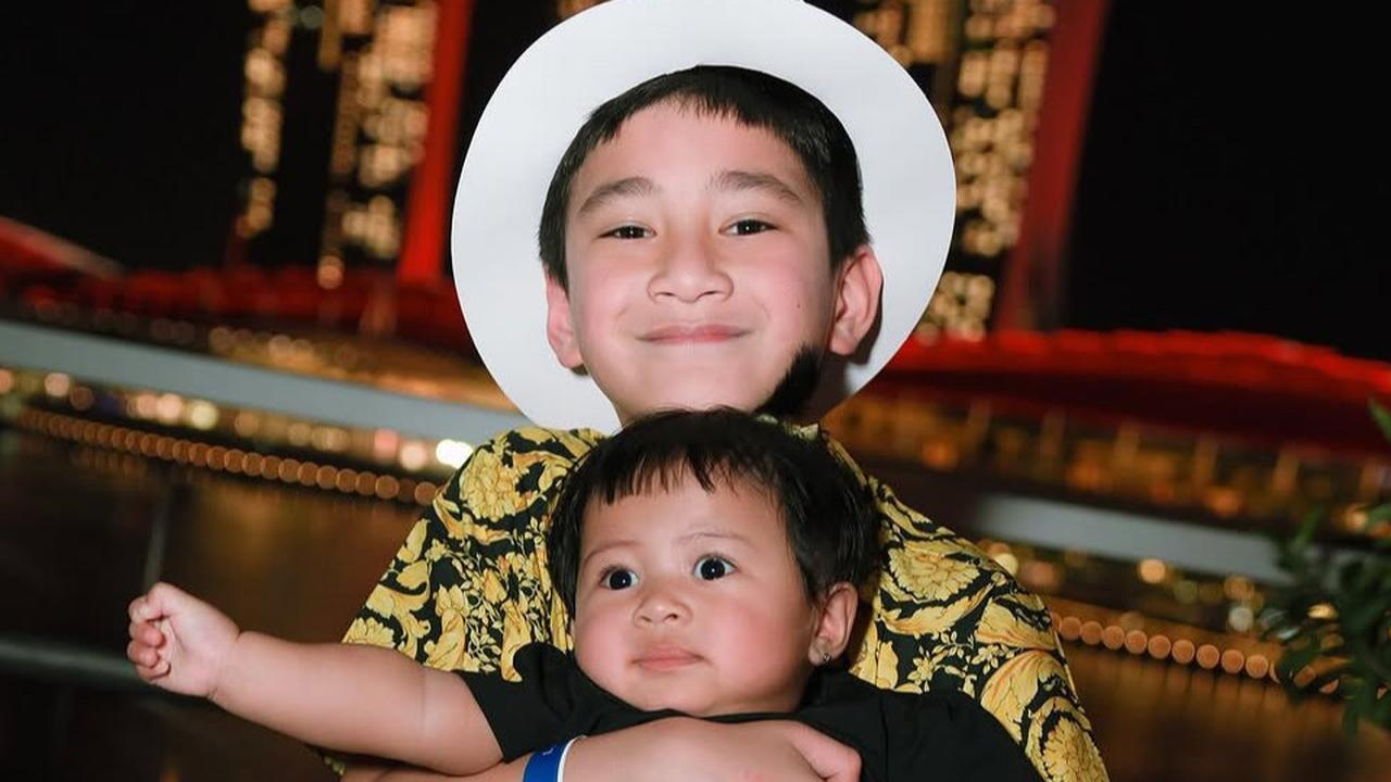 Potret Gemas Rafathar Gendong Baby Lily, Caption di Instagram Bikin Haru Warganet