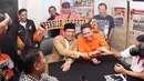 Walikota Bandung, Ridwan Kamil berbincang dengan Ketua Umum Jakmania, Richard Ahmad, saat berkunjung ke kantor Persija di Jakarta, umat (16/10/2015). (Bola.com/Nicklas Hanoatubun)