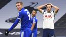 Striker Tottenham Hotspur, Harry Kane, memegang kepalanya saat melawan Leicester City pada laga Liga Inggris, Minggu (20/12/2020). Spurs menyerah dengan skor 2-0. (Andy Rain/POOL/AP)