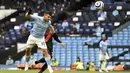 Striker Manchester City, Sergio Aguero, mencetak gol ke gawang Everton pada laga Liga Inggris di Stadion Etihad, Minggu (24/5/2021). City menang dengan skor 5-0. (Peter Powel/Pool via AP)