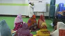 Anggota komunitas transgender belajar membaca Alquran di dalam Madrasah Dawatul Islam Tritio Linger untuk jenis kelamin ketiga, di Dhaka, Bangladesh, Selasa (17/11/2020). Akan ada lebih dari 150 siswa yang belajar mengenai mata pelajaran Islam dan kejuruan secara gratis. (Munir Uz zaman/AFP)