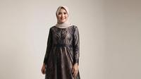 Model Gamis Hitam untuk Usia 40an