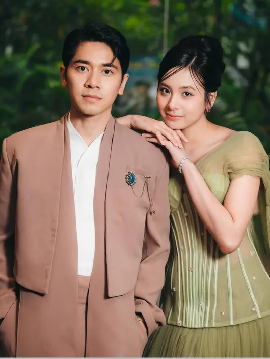 Rambutnya ditata sanggul updo dengan poni samping tertata rapi. [@snap.nuel]