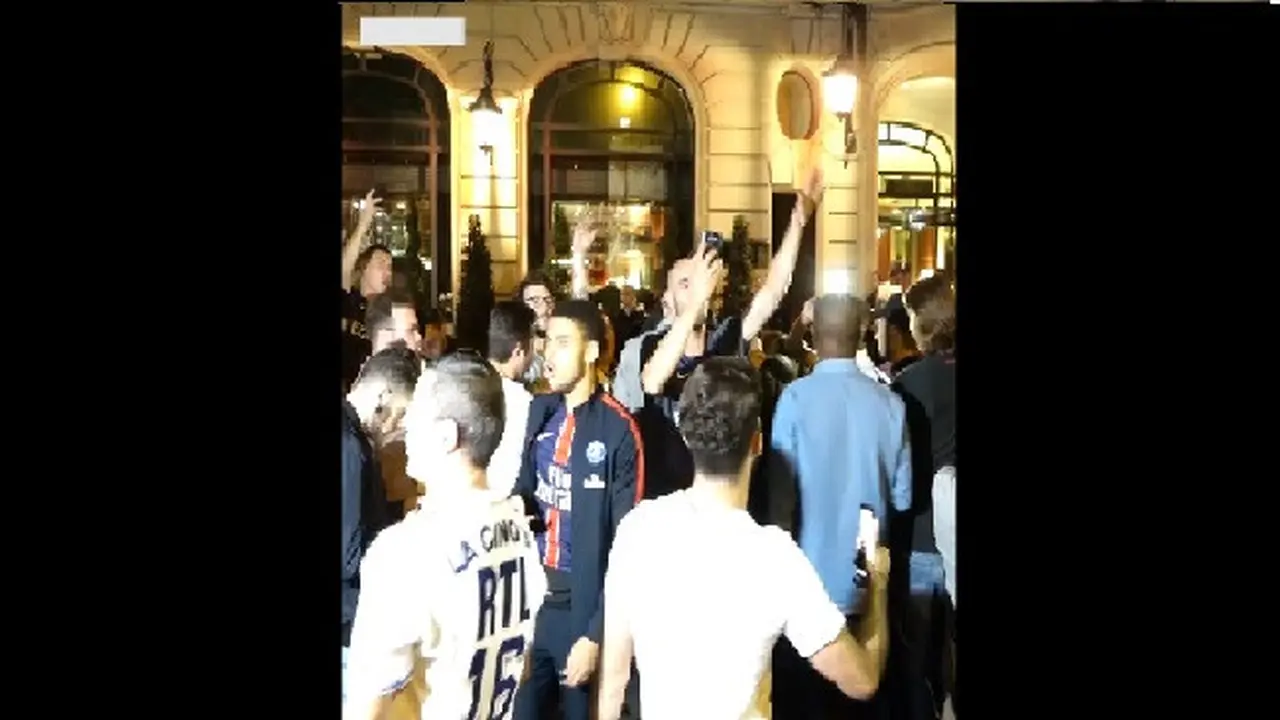 Fans PSG Menunggu Kedatangan Neymar Jr di depan Hotel Monceau