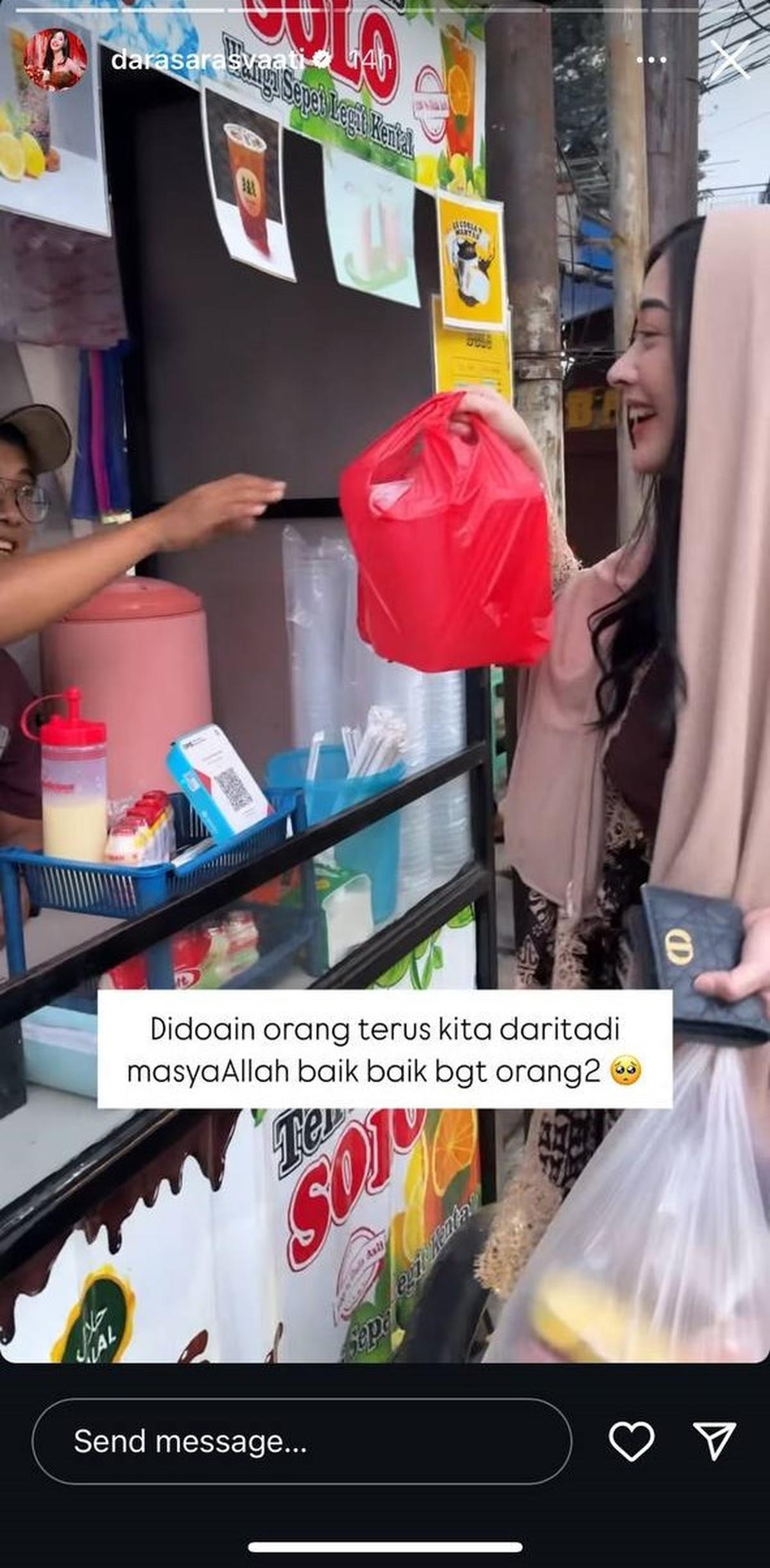 Potret Dara Sarasvati Berburu Takjil, Tiba-tiba Dipantunin Kang Parkir Berujung Beri Uang Rp100 Ribu