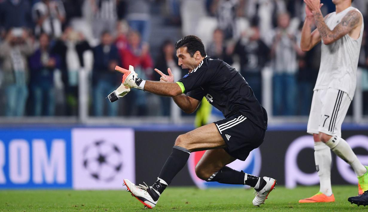 Gaya kiper Juventus, Gianluigi Buffon saat merayakan kemenangan timnya atas Olympiakos  pada laga grup D Liga Champions di Allianz stadium, Turin, (27/9/2017). Juventus menang 2-0. (AFP/Marco Bertorello)