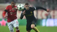 Gelandang Bayern Munchen, Douglas Costa, berebut bola dengan bek Atletico Madrid, Sime Vrsaljko. Munchen berhasil melepaskan empat kali tembakan ke arah gawang sementara Atletico melakukan tiga kali. (AFP/Christof Stache)