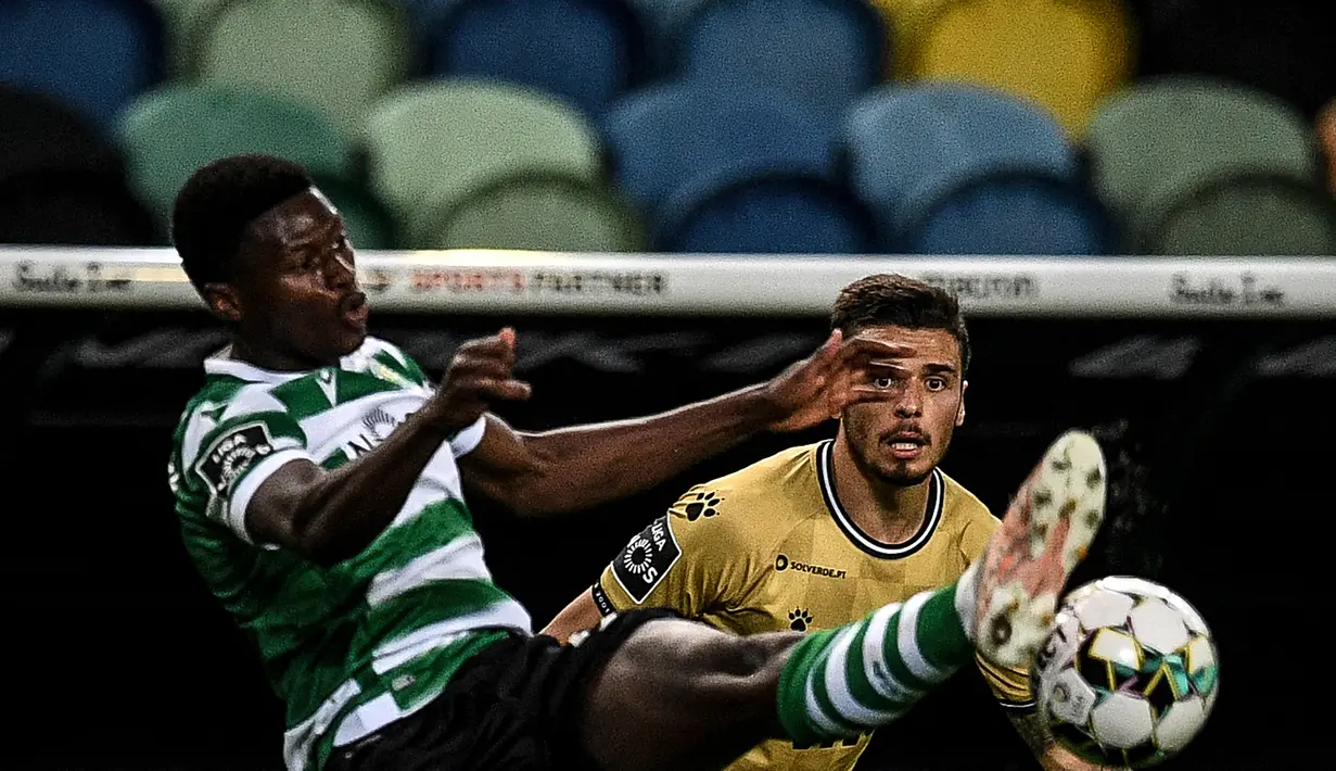 Nuno Mendes. Bek kiri milik Sporting Lisbon berusia 19 tahun ini menjadi bagian dari proses peminjaman Pablo Sarabia. Ia dipinjamkan PSG selama semusim dengan biaya 7 juta euro disertai opsi pembelian sebesar 40 juta euro jika tampil oke bersama PSG. (Foto: AFP/Patricia De Melo Moreira)