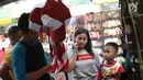 Dua orang anak memilih barang keperluan sekolah di Pasar Asemka, Jakarta, Selasa (7/9/2019). Jelang dimulainya tahun ajaran baru, Pasar Asemka ramai dikunjungi warga untuk berbelanja keperluan sekolah. (Liputan6.com/Helmi Fithriansyah)