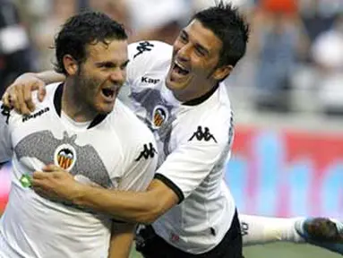 Selebrasi striker Valencia, Juan Mata (kiri) bersama David Villa seusai mencetak gol pertama ke gawang Sevilla di pekan pertama La Liga yang berlangsung di Mestalla Stadium, 30 Agustus 2009. AFP PHOTO/JOSE JORDAN 