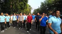 Presiden Joko Widodo (Jokowi) tampak berjalan di kawasan Jalan Slamet Riyadi, Solo, saat Car Free Day (CFD), Minggu (1/4/2018) pagi. (Ari Purnomo/JawaPos.com)