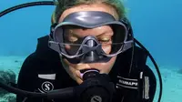 Kacamata Selam Ini Bantu Perenang Membaca di Dalam Air (Sumber: See Deep)