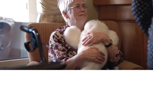 Robot Paro membantu penyandang disabilitas. Robot Paro membantu penyandang disabilitas. Foto: Screenshot YouTube BlueCross Aged Care