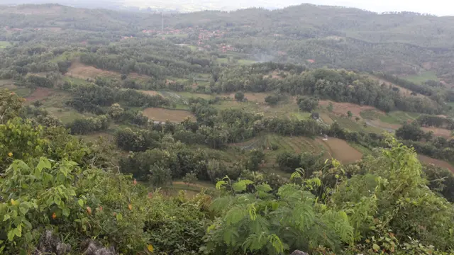 Bukit Pencu, salah satu tempat wisata alam populer yang terletak di jajaran Pegunungan Kendeng.