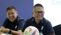 Direktur utama PT Liga Indonesia Baru (LIB), Ferry Paulus bersama Direktur Operasional,&nbsp;Asep Saputra berbincang dengan awak media di Kantor PT LIB di kawasan Senayan, Jakarta, Kamis (15/5/2025). (Bola.com/Bagaskara Lazuardi)