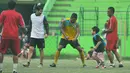 Kedatangan anak-anak dari Hamka Hamzah langsung disambut ramah oleh para pemain dan juga official Arema Cronus. (Bola.com/Vitalis Yogi Trisna)