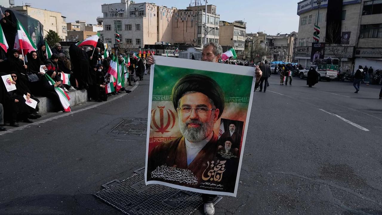 FOTO: Ribuan Warga Iran Turun ke Jalan Dukung Mojtaba Khamenei