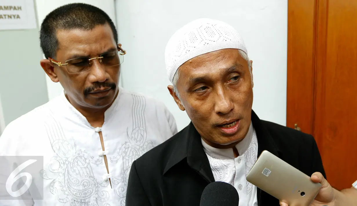 Ketua tim pengacara Ba'asyir, Achmad Michdan memberikan keterangan kepada wartawan usai sidang perdana Peninjauan Kembali (PK) terdakwa teroris Abu Bakar Ba'asyir di Pengadilan Negeri Jakarta Selatan, Selasa (17/11). (Liputan6.com/Yoppy Renato)