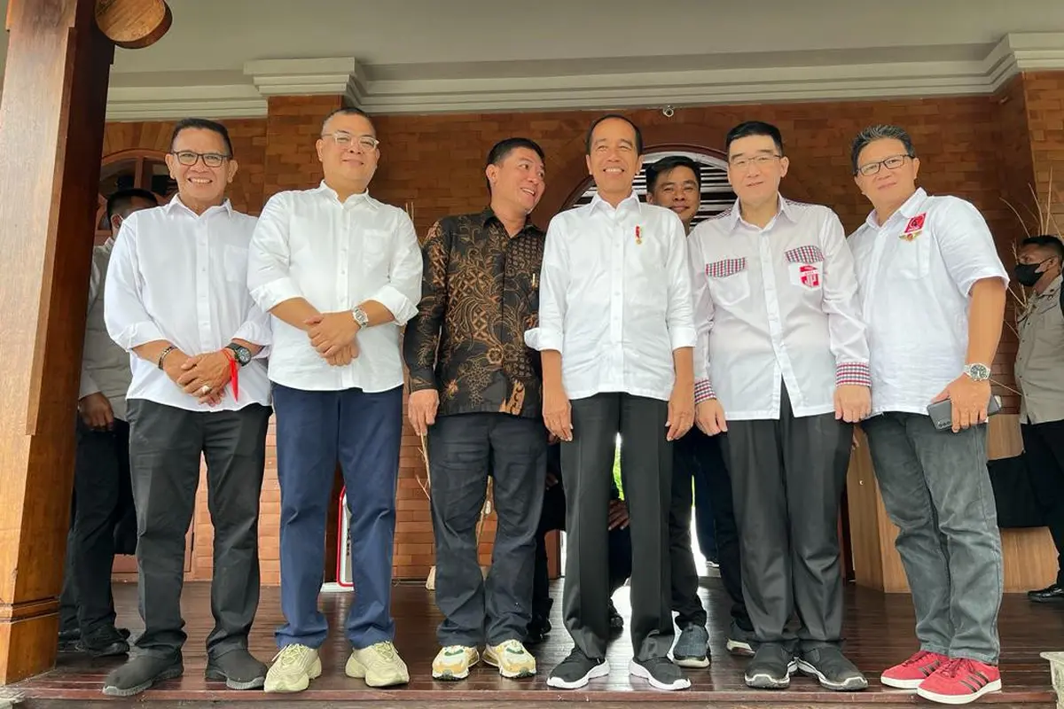 Jokowi bersama perwakilan kelompok relawan usai makan siang di Manado. (Istimewa)