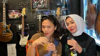 Adu Gaya Amel Carla dan Sang Ibu (Instagram/ oktarina28)