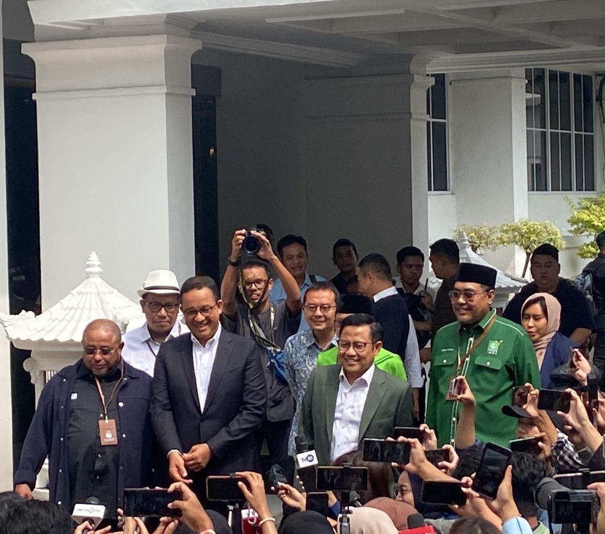 Hadir pula sejumlah kubu Koalisi Perubahan, mendampingi Anies-Muhaimin ke KPU.