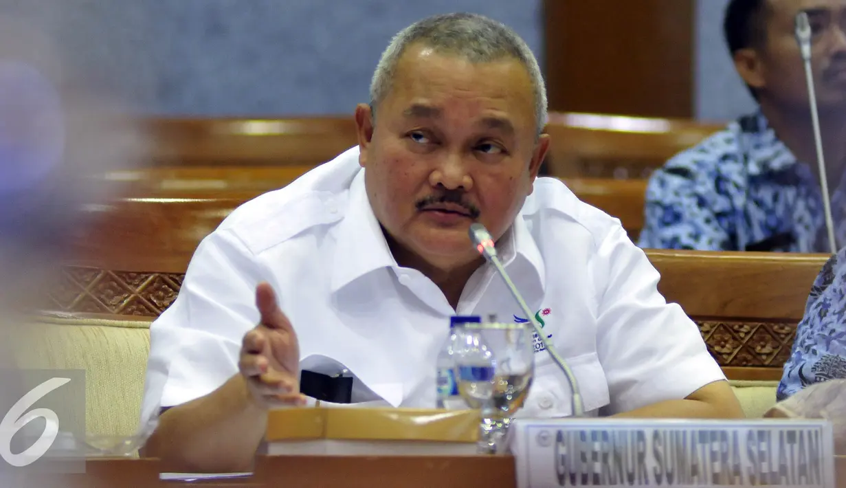 Gubernur Sumsel, Alex Noerdin memberikan penjelasan saat RDP dengan Komisi X DPR RI di Jakarta, Senin (25/4). RDP membahas Kesiapan Pemda DKI dan Pemda Sumbar sebagai tuan rumah Asian Games XVIII tahun 2018. (Liputan6.com/Johan Tallo)