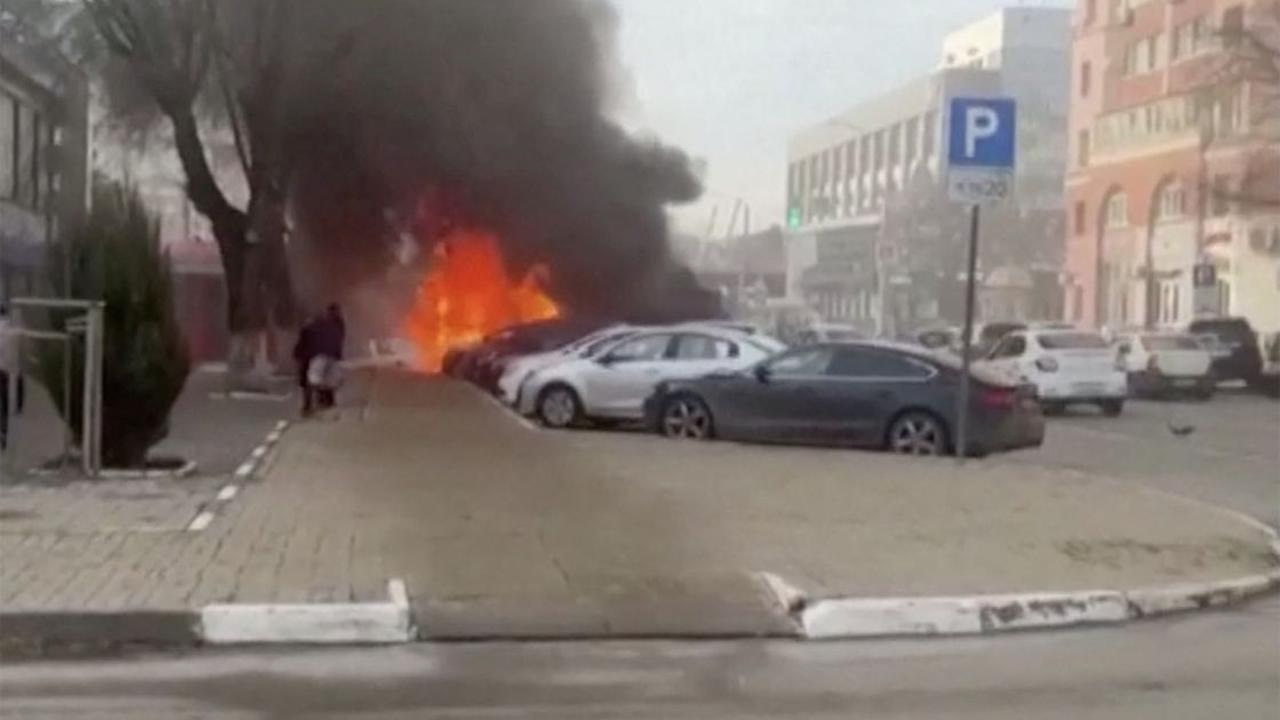 Sirene serangan udara sebelumnya terdengar di seluruh Belgorod ketika Gubernur Vyacheslav Gladkov mendesak semua warga untuk pindah ke tempat perlindungan.<br>
