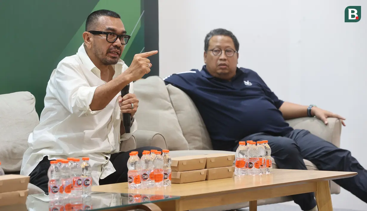 <p>Anggota Exco PSSI, Arya Sinulingga (kiri) berbicara didampingi agen pemain, Muly Munial dalam diskusi Asosiasi Pesepakbola Profesional Indonesia (APPI) dan PSSI Pers di GBK Arena, Jakarta Pusat, Selasa (25/6/2024). (Bola.com/M Iqbal Ichsan)</p>