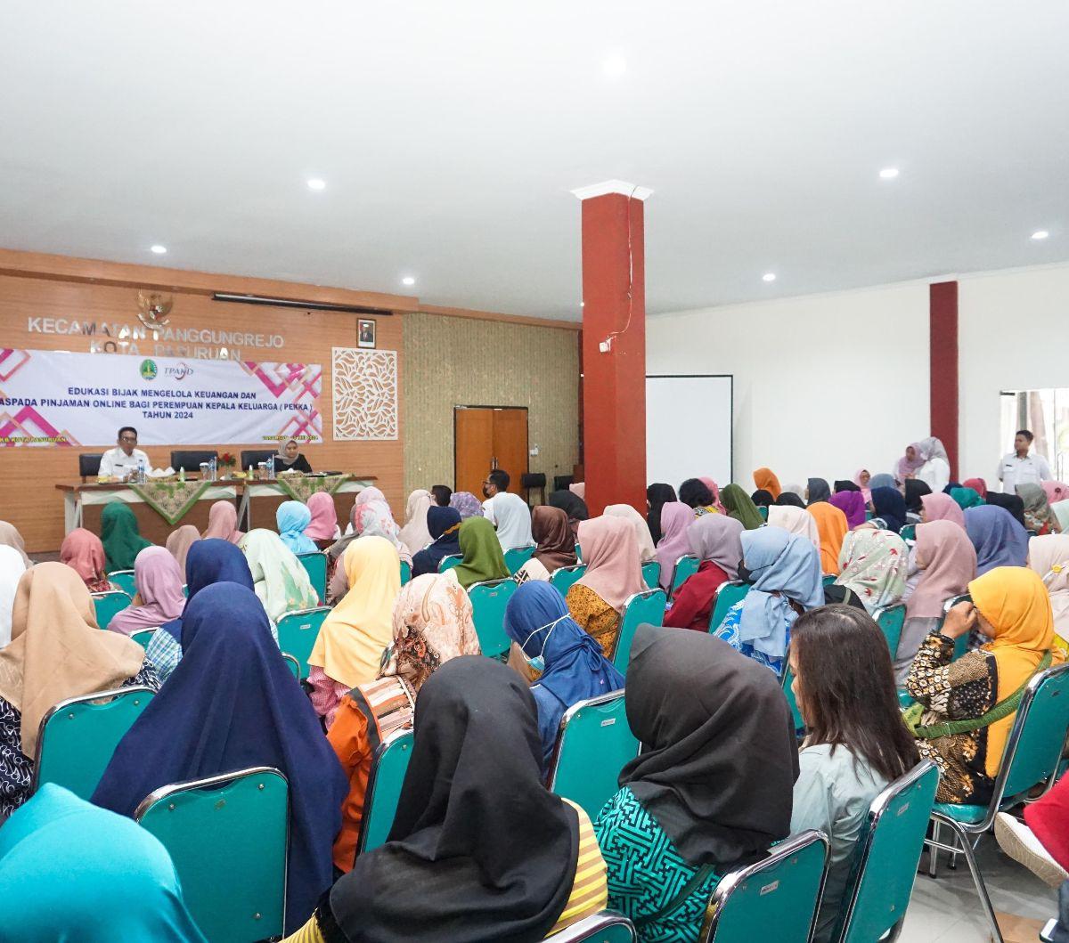 "AYO IBU-IBU semangat, kita ikuti, agar kita tau jenis-jenis lembaga keuangan mana yang mempunyai legalitas, dan mana yang tidak. Dan bagaimana kita bersikap jika kita mendapatkan kejahatan digital keuangan," ajaknya.<br>