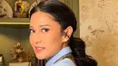 Rambut medium Dian ditata twisted curl ponytail dengan belahan miring yang curi perhatian [@therealdisastr]