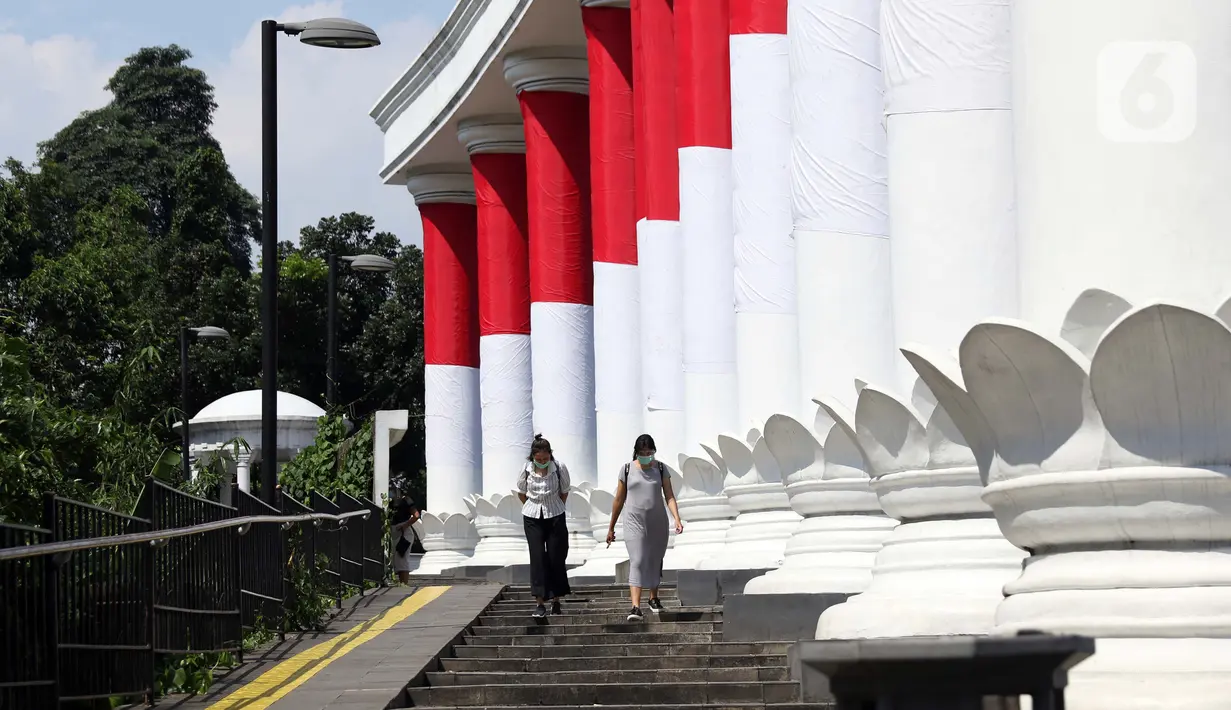 Warga melintasi pedestrian teras salapan seputaran Kebun Raya Bogor, Jawa Barat, Sabtu (19/9/2020). Sebagai upaya pencegahan penularan COVID-19, Pemkot Bogor menutup sementara pedestrian seputaran Istana dan Kebun Raya Bogor pada Sabtu dan Minggu di masa PSBMK. (Liputan6.com/Helmi Fithriansyah)