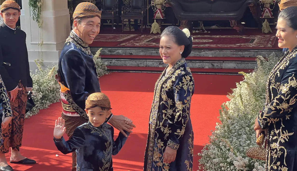 <p>Dan seperti biasa, kehadiran Jan Ethes membawa keceriaan tersendiri. Ia terlihat sumringah digandeng sang kakek. [Credit Foto: Biro Setneg]</p>
