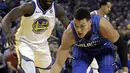 Pemain Orlando Magic, Aaron Gordon (kanan) berusaha melewati pemain Warriors, Draymond Green pada lanjutan NBA Basketball game di Oracle Arena, Oakland, (13/11/2017). Warriors menang 110-100. (AP/Ben Margot)