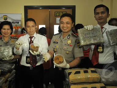 Polres Metro Jakarta Selatan mengamankan enam orang tersangka dari tiga kasus berbeda dengan barang bukti 200 kg ganja, 1000 butir ekstasi, 9,4 kg sabu, serta tiga kotak kue cookies mengandung ganja, Senin (27/4/2015). (Liputan6.com/Johan Tallo)