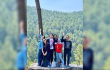 Potret Ira Wibowo Kompak Bareng Besan saat Liburan Bersama, Penampilan Sang Anak Malah Bikin Salfok