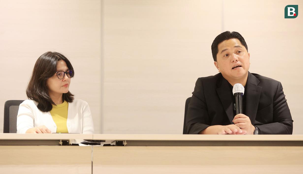 Ketua umum PSSI, Erick Thohir didampingi wakil ketua Ratu Tisha memberikan keterangan dalam konferensi pers di Menara Danareksa, Jakarta, Selasa (25/7/2023). (Bola.com/M Iqbal Ichsan)